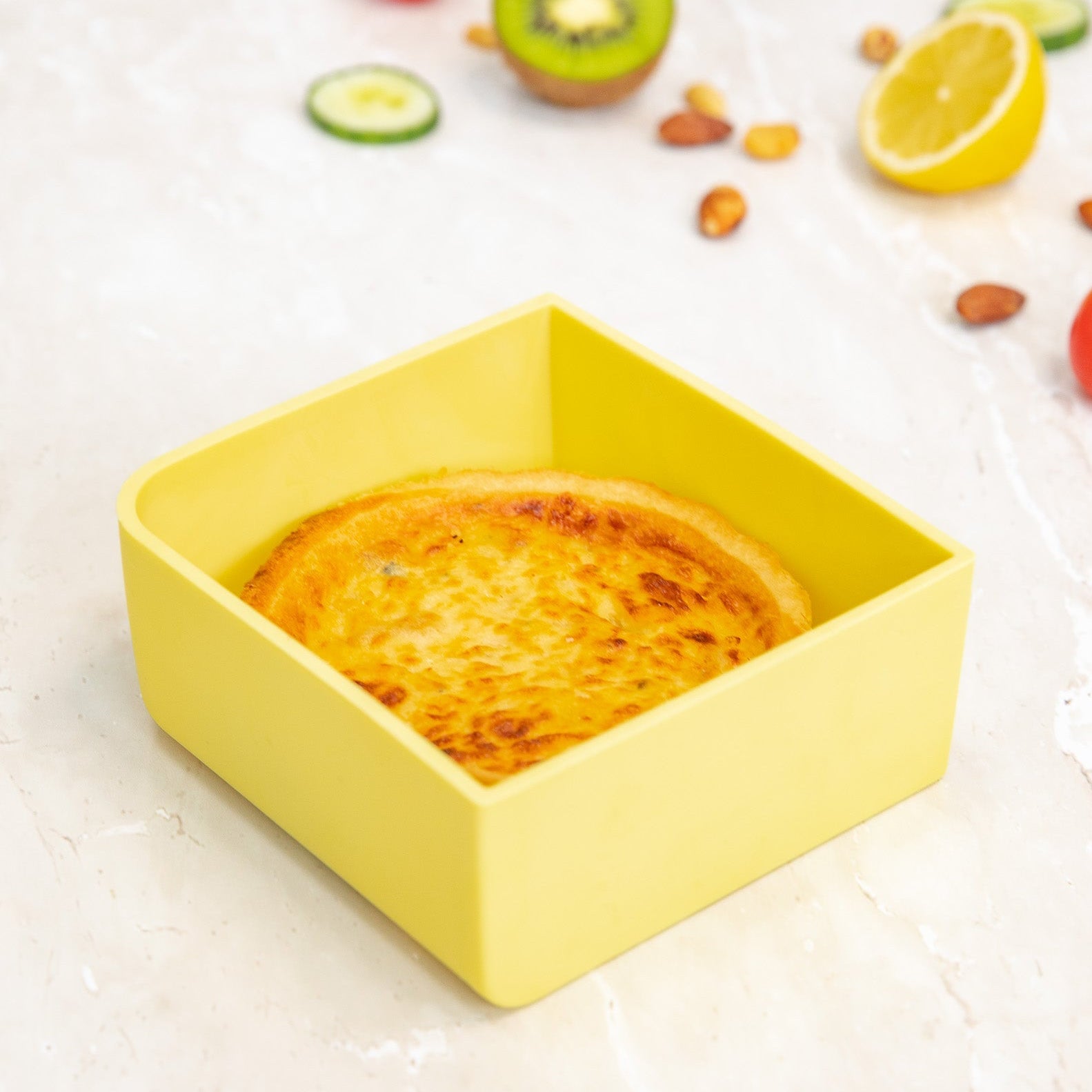 MontiiCo FEAST štvorcová silikónová tácka Žltá