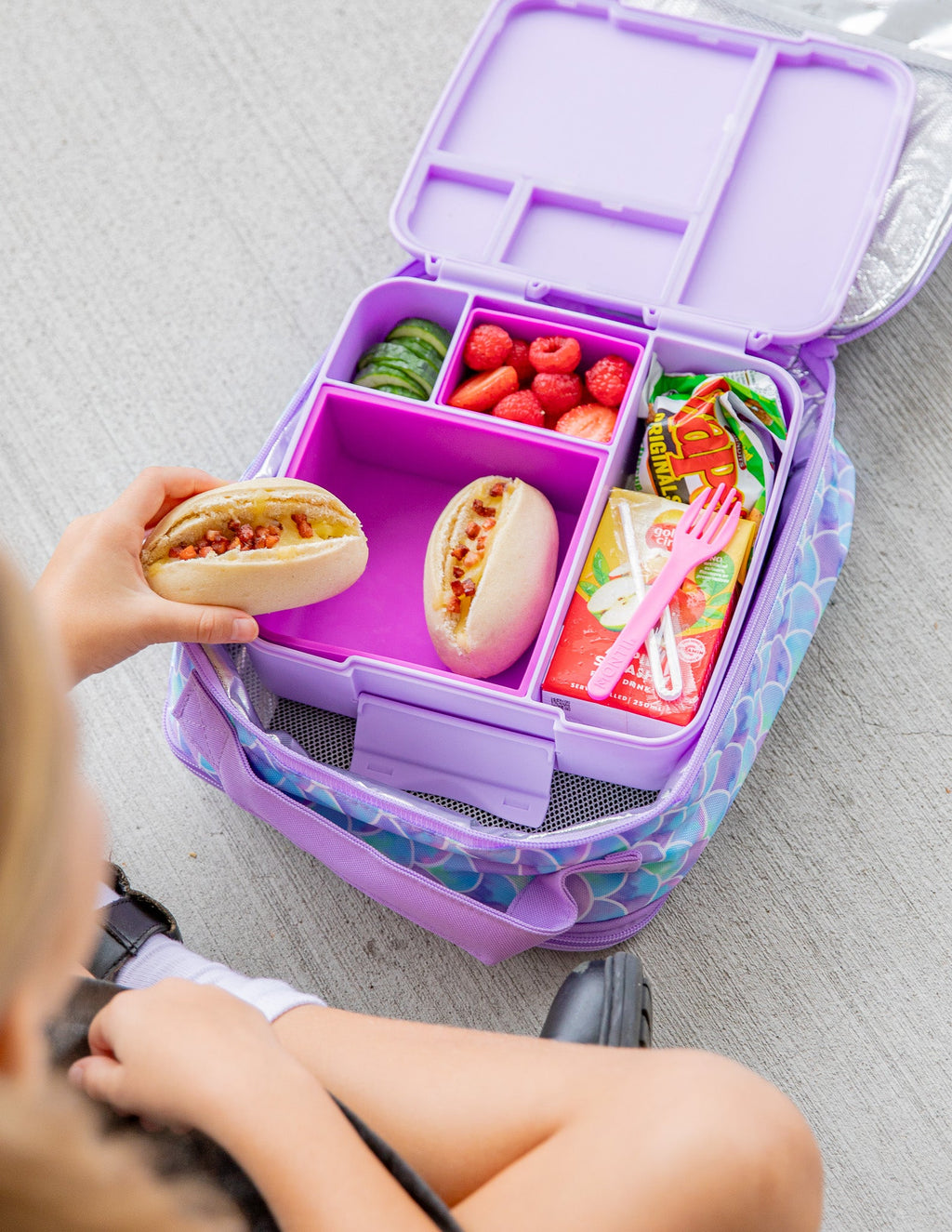 MontiiCo FEAST štvorcová silikónová tácka Fuchsia