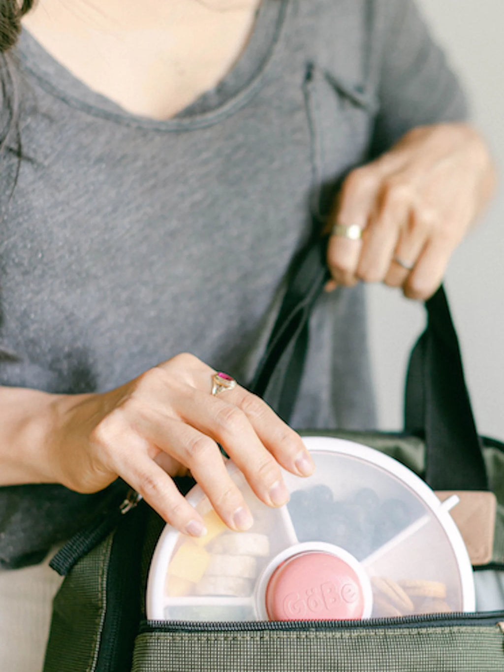 Göbe Spinner FLIP (malý) - boxík s tlačidlom pre najmenších s 5 priehradkami ružová